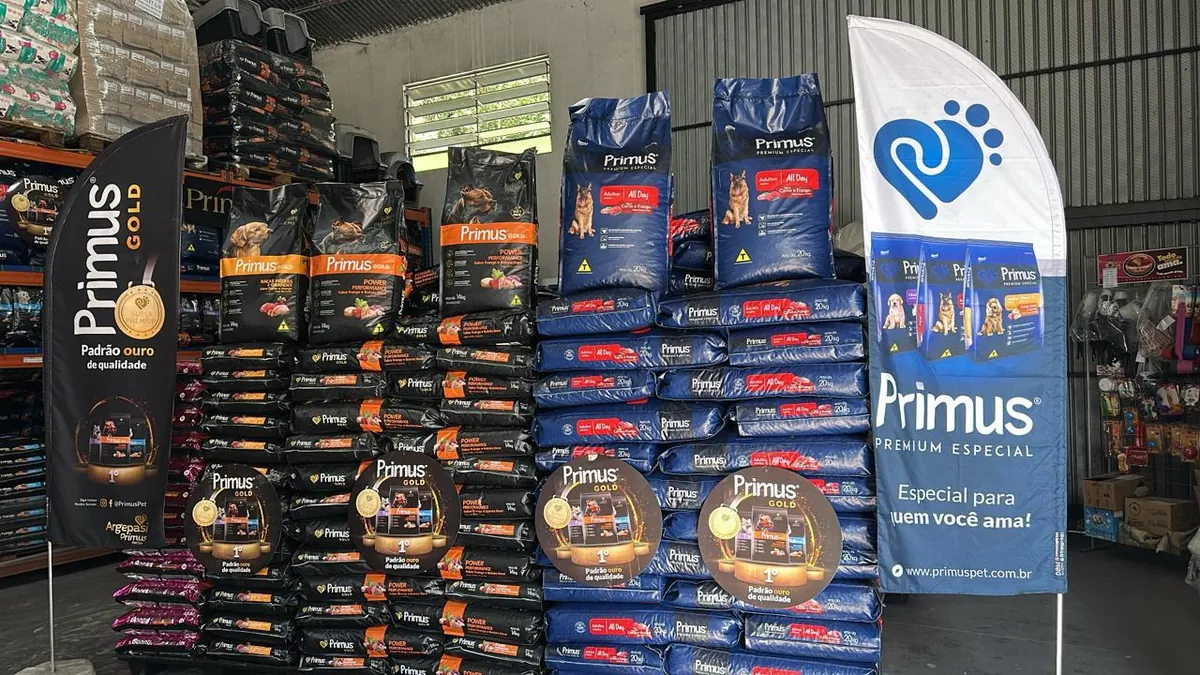 Rações empilhadas na loja da Sueb